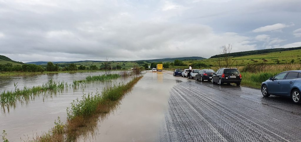 Drumul care leagă Clujul de Zalău „a intrat la apă”. Circulația