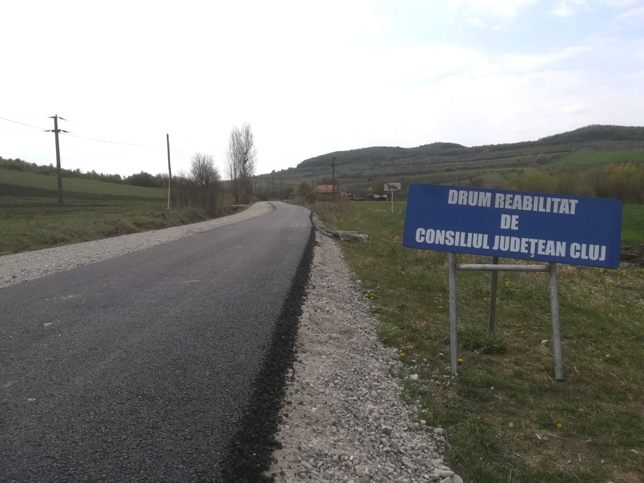Minune în an electoral! Se vede asfaltul pe un drum județean din Cluj