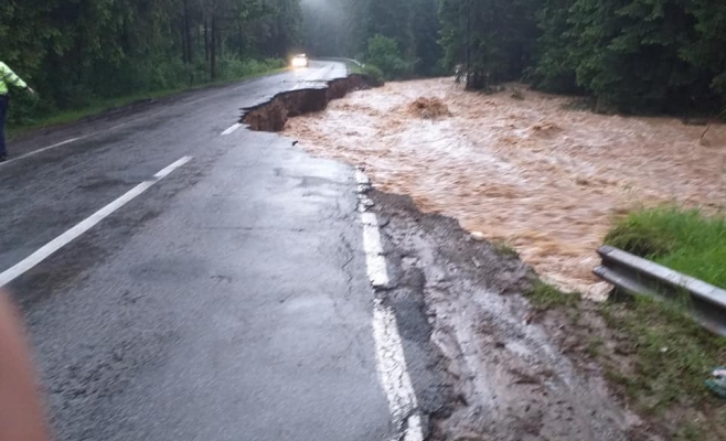 S-a reluat circulația pe drumul distrus de viitură