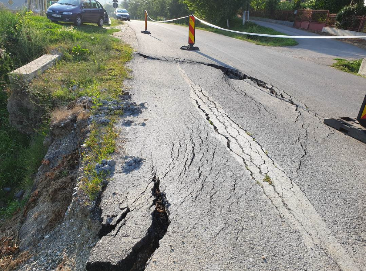 Un drum surpat din Cluj va fi refăcut. Lucrări de peste 3