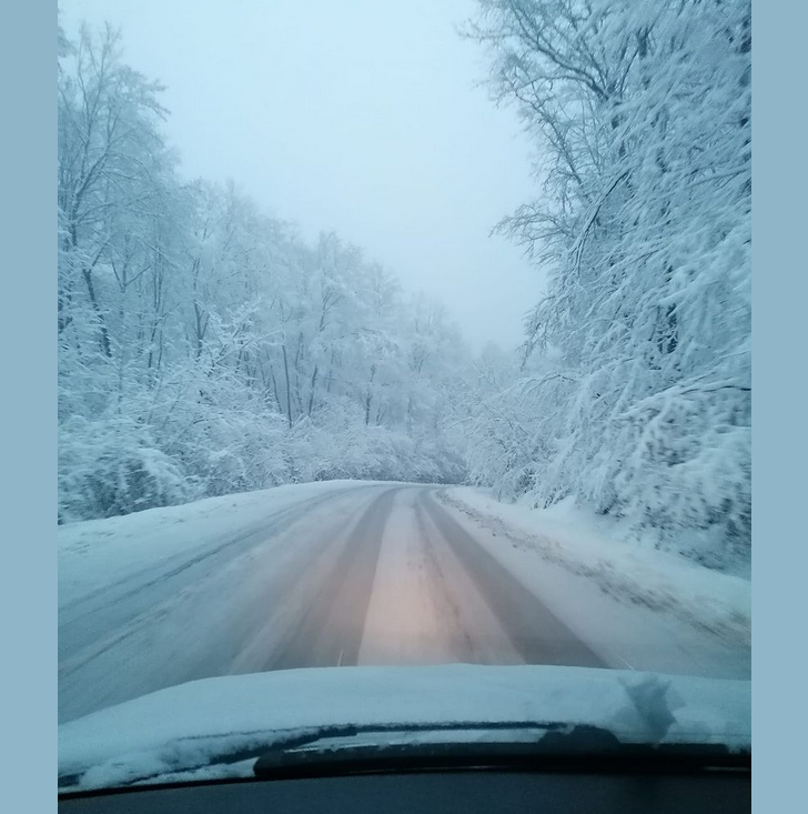 S-a întors IARNA! Zeci de drumuri din Cluj au fost acoperite de zăpadă.