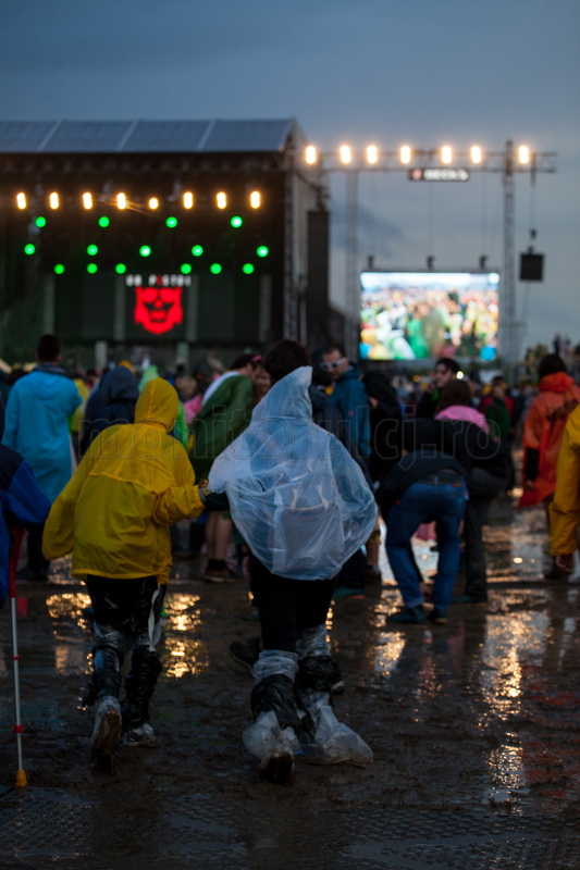Tineri in fata main stage. Foto Saul Pop