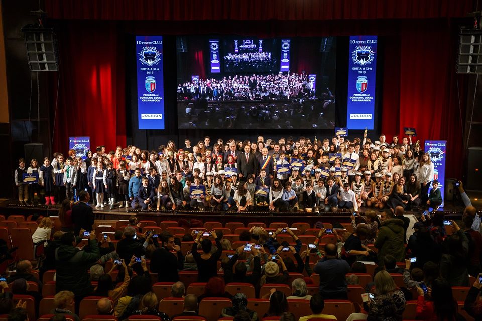 Gala de excelență „10 pentru Cluj”. Elevii clujeni cu rezultate deosebite au fost premiați