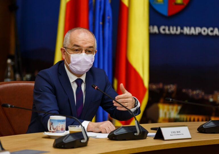 în frunte cu Emil Boc cer Guvernului să asigure transportul gratuit al elevilor