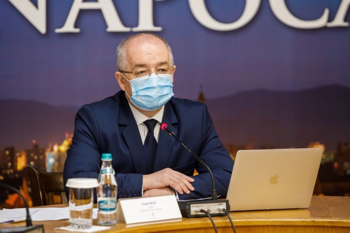 consternat de clujenii care fură flori din ronduri.