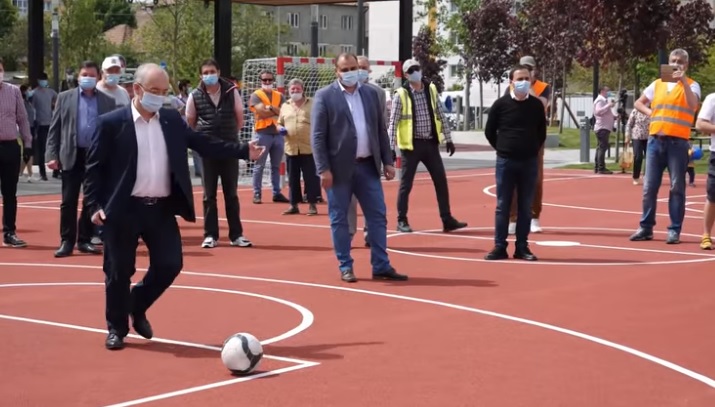 este-mai-mare-dragul-sa-fii-primar-la-cluj-pentru-ca-au-fost-cuminti-emil-boc-le-promite-clujenilor-o-surpriza-placuta-in-toate-cartierele
