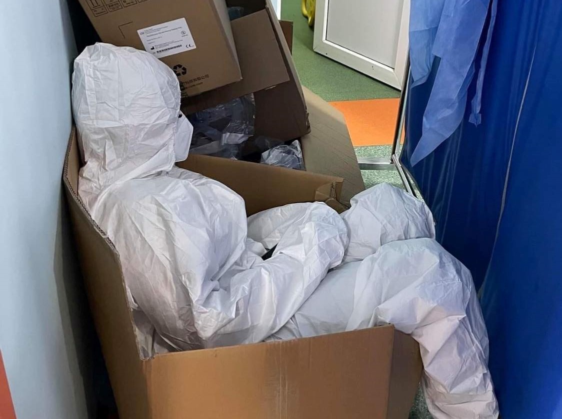 FOTO. Cadrele medicale au ajuns la EPUIZARE. Asistentă surprinsă dormind într-o cutie