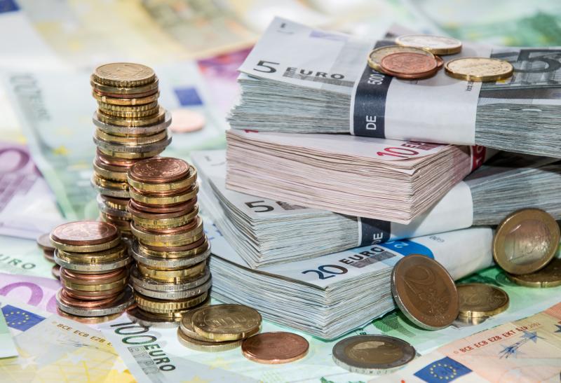 Euro scade, dolarul și francul cresc