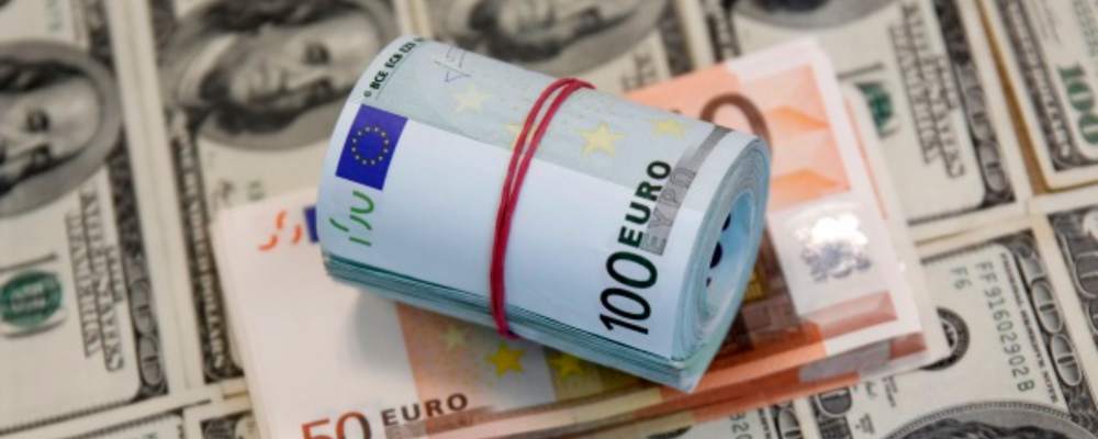 Euro a urcat aproape de 4