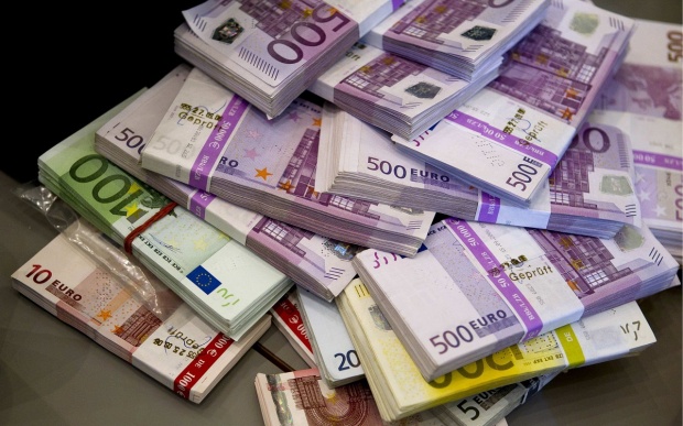 Euro se menține peste pragul de 4,76 lei