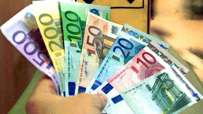 ANALIZĂ ECONOMICĂ Euro se apropie de 4