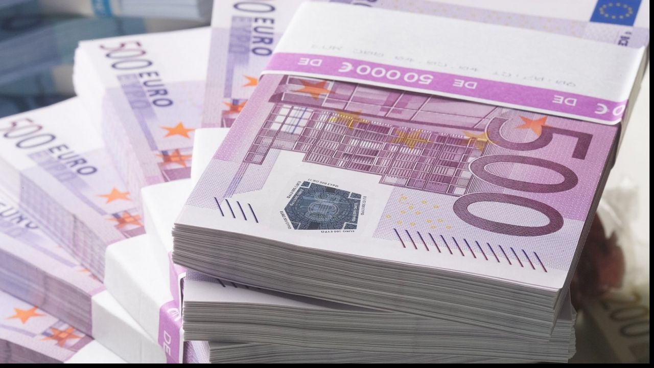 Euro a încheiat săptămâna la 4,52 lei