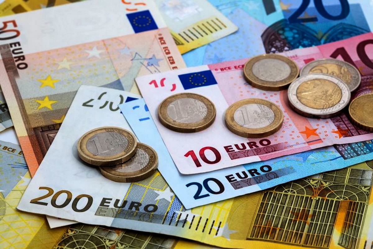 ANALIZĂ Cursul euro a urcat spre 4