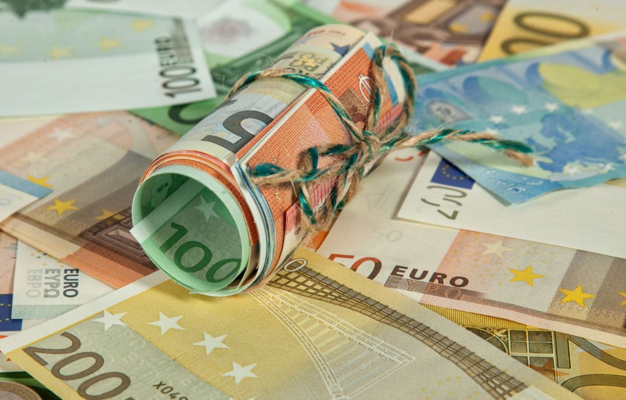 ANALIZĂ Băncile vând euro cu 4