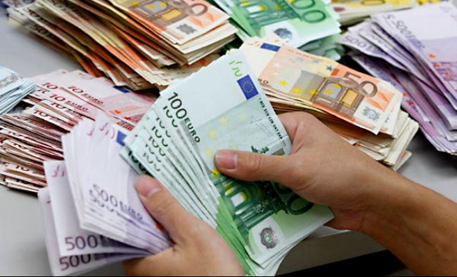 ANALIZĂ Euro a rămas sub 4