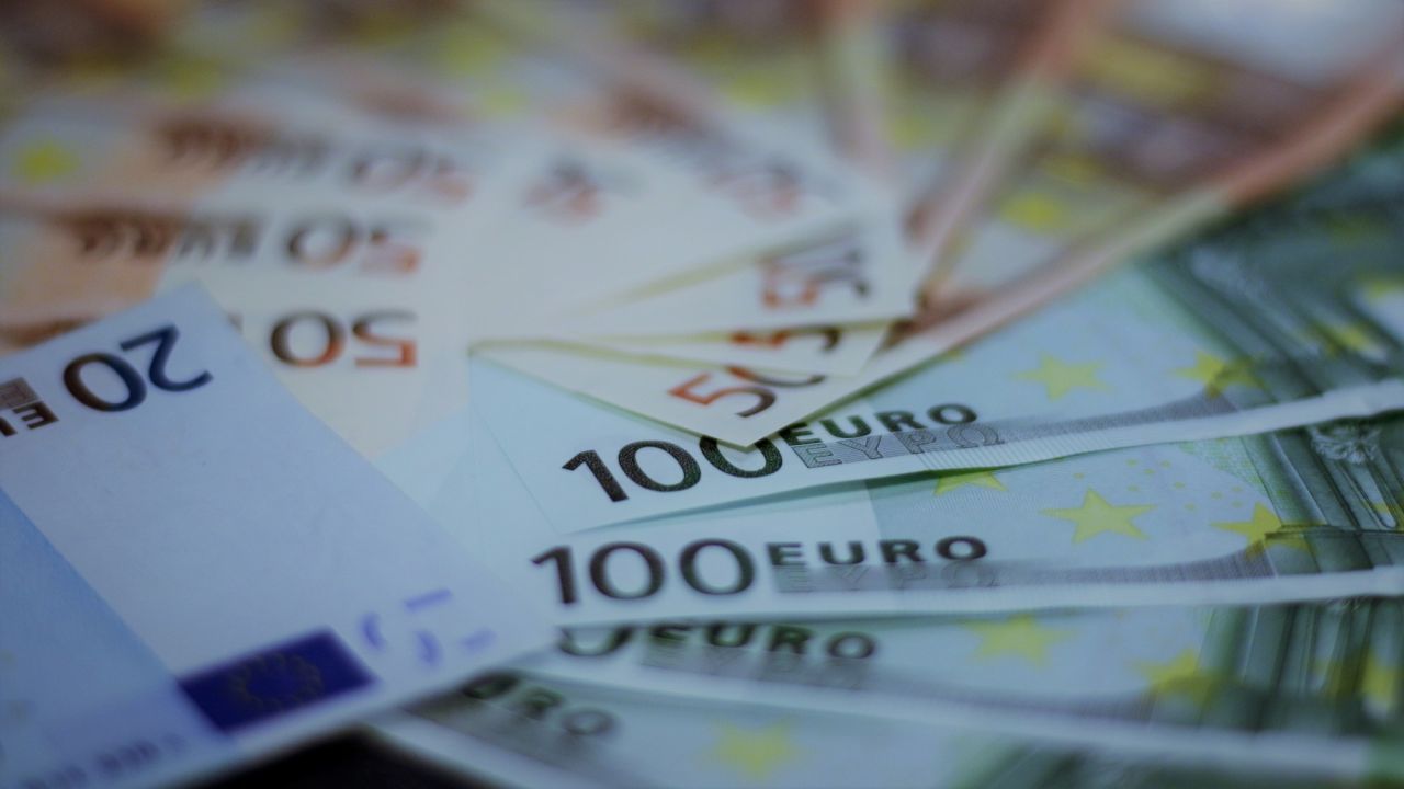 Cursul euro nu a reușit să treacă de 4