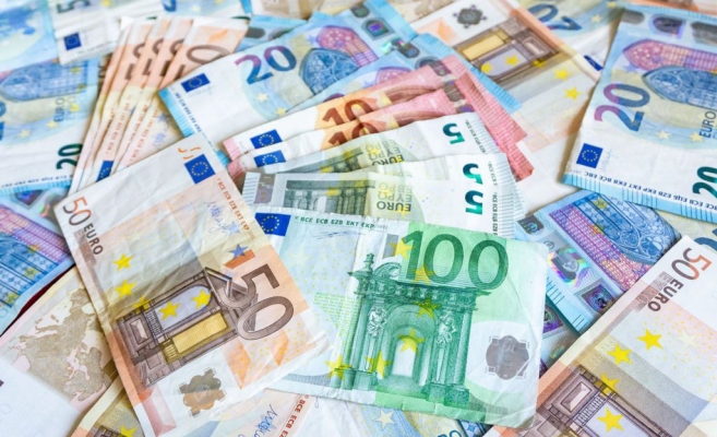 ANALIZĂ Euro a urcat aproape de 4