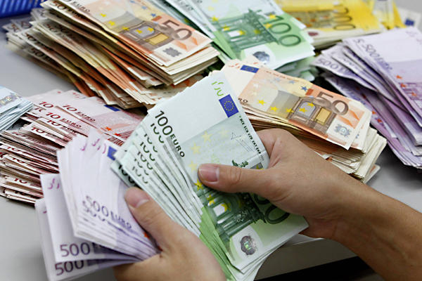 Euro a urcat la 4