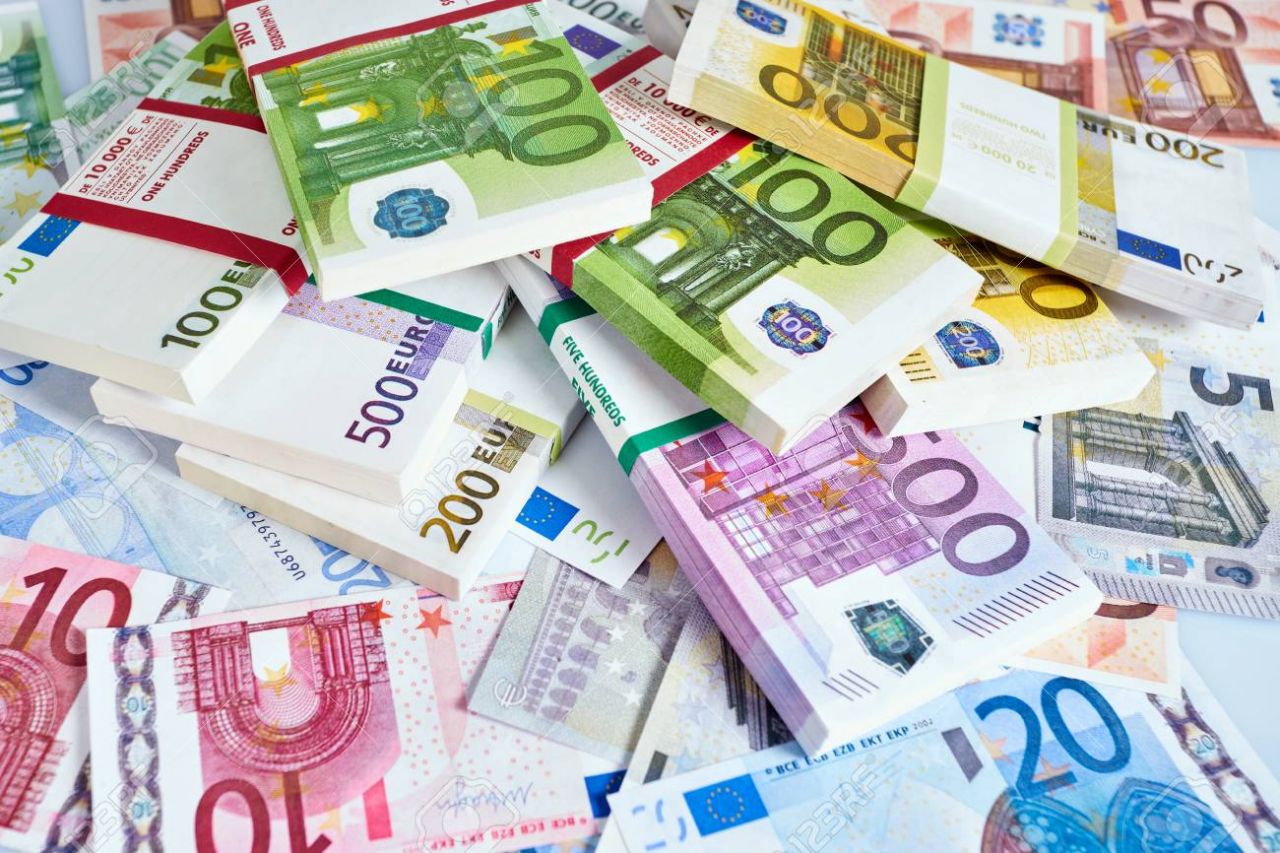 CURS VALUTAR: Euro pregătește trecerea spre 4
