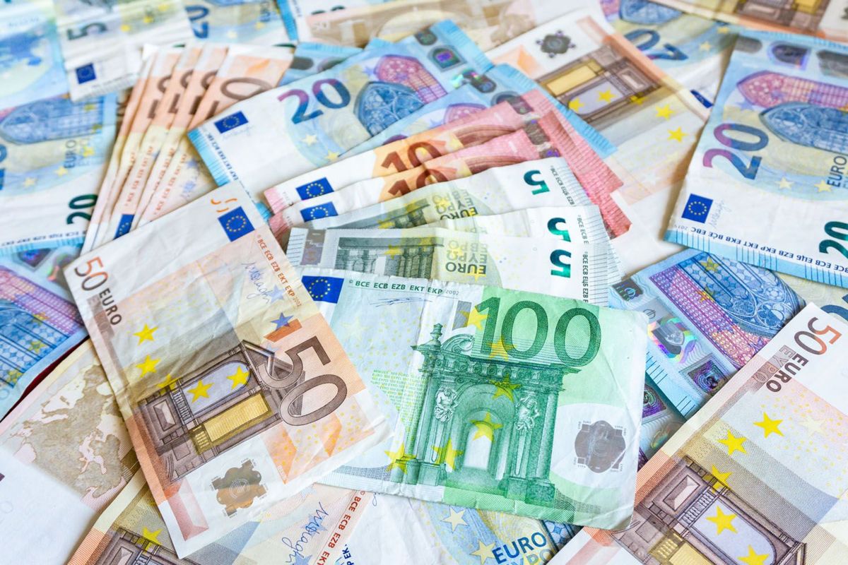 Euro s-a stabilizat la 4