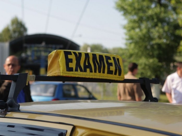 nemulțumiți de timpul lung de așteptare pentru programarea traseului auto. Cauza: lipsa de examinatori.