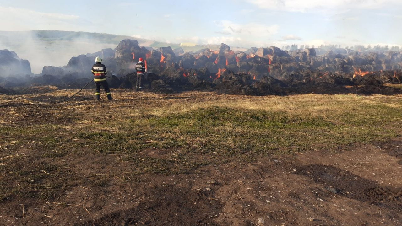 Incendiu VIOLENT în Tureni. Au ars mai mulţi baloţi de fân.