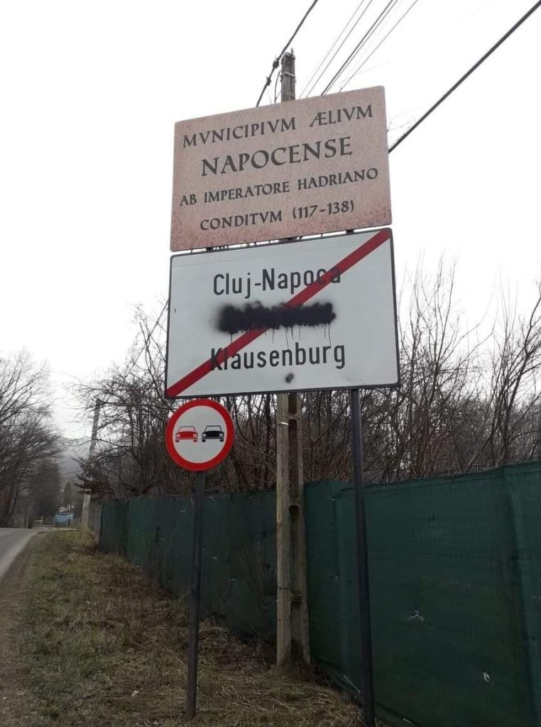 VANDALIZATĂ! Numele în limba maghiară