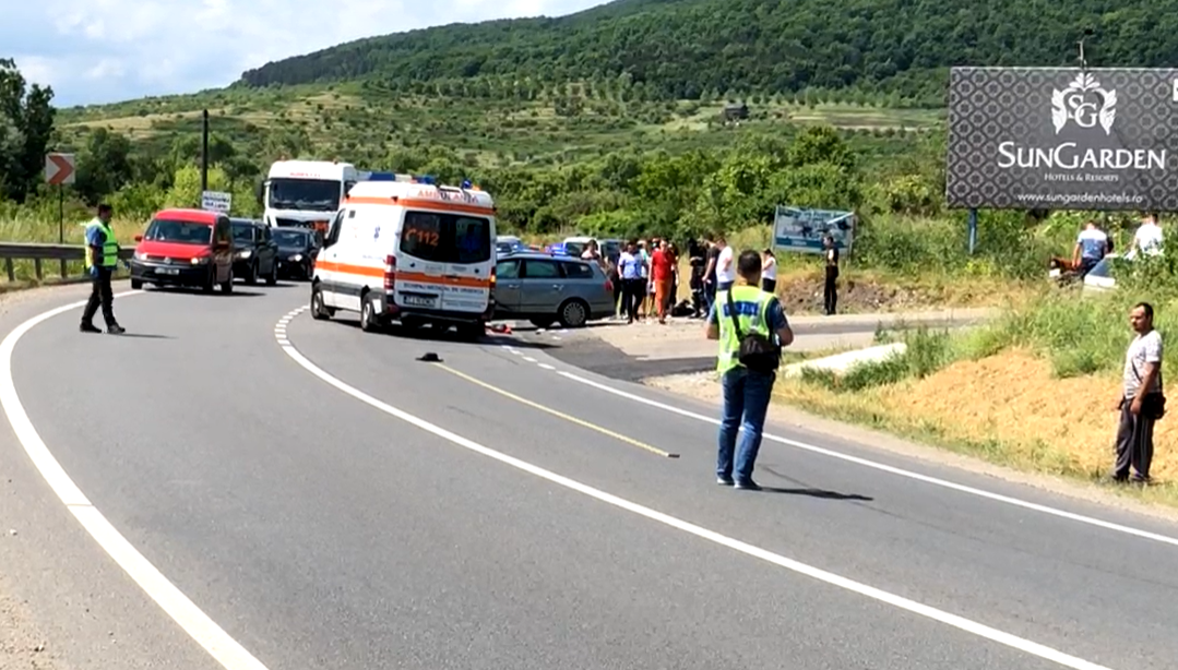între o motocicletă și o mașină! Motocilistul a fost transportat la spital