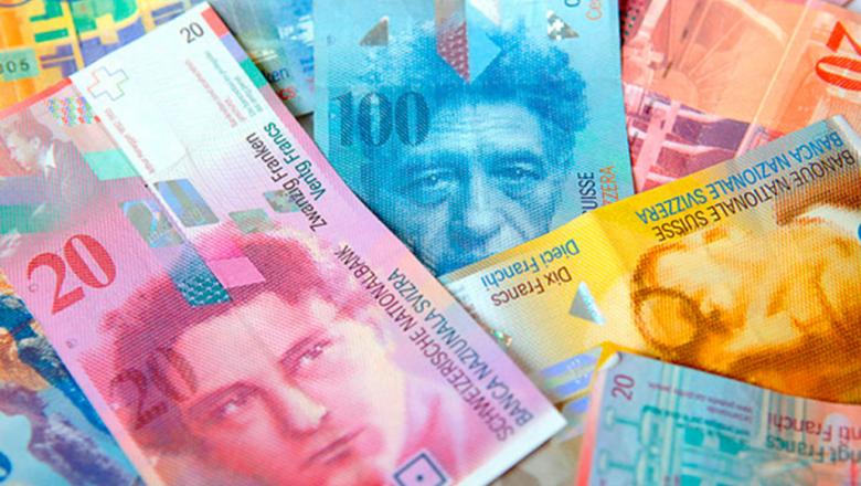 ANALIZĂ VALUTARĂ Francul elvețian a crescut cu 4