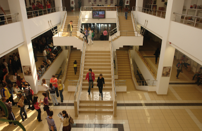 O facultate importantă a UBB rămâne închisă un semestru. Studenţii vor învăţa exclusiv online.