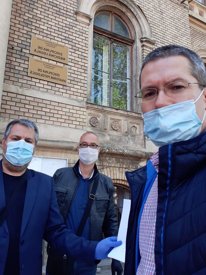 Fundația UBB îi ajută pe cei din linia întâi cu viziere și combinezoane