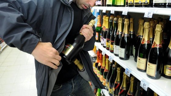 Doi tineri au furat dintr-un magazin și s-au bătut cu paznicii