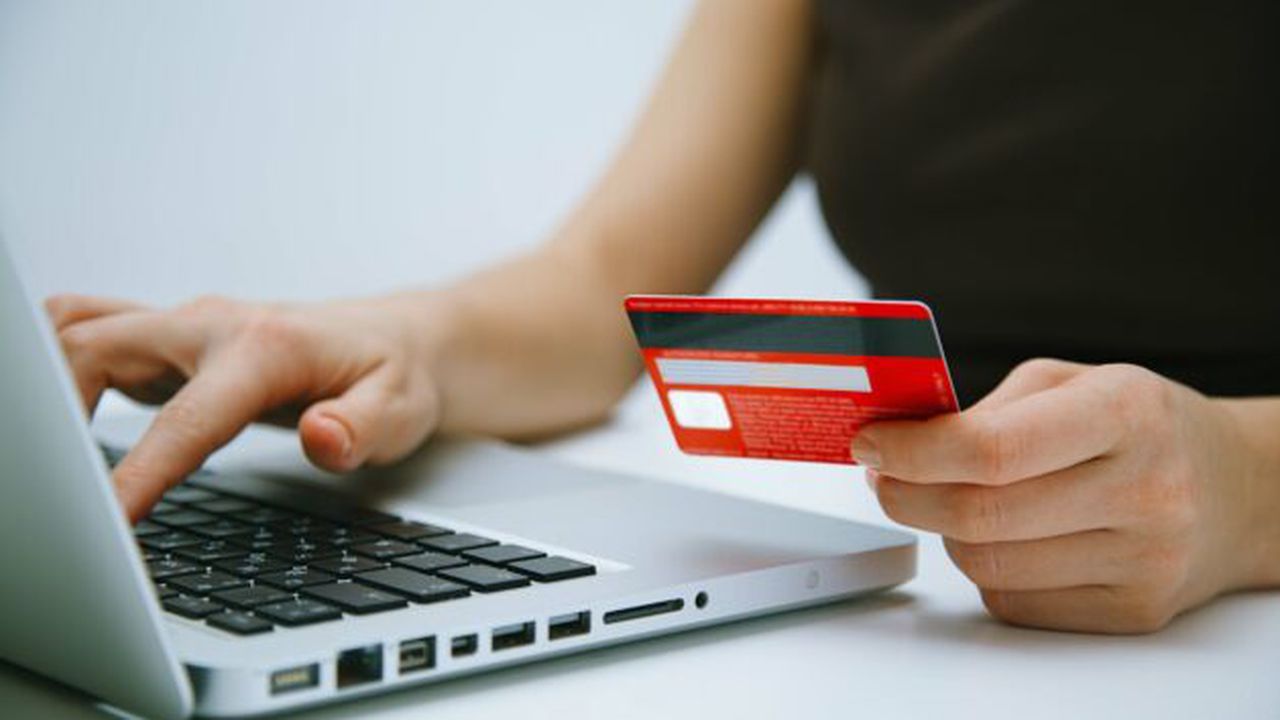 victimă a unei CAPCANE cu plata online. I-au dispărut din cont 4.300 lei