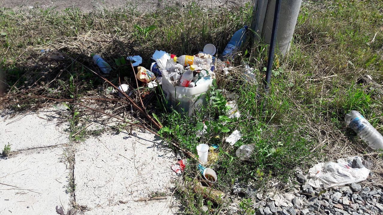 Staţia de autobuz de la capătul de linie cu numărul 42