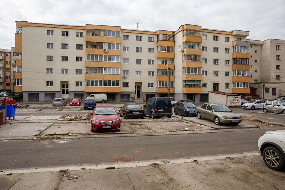 Cine nu demolează garajul