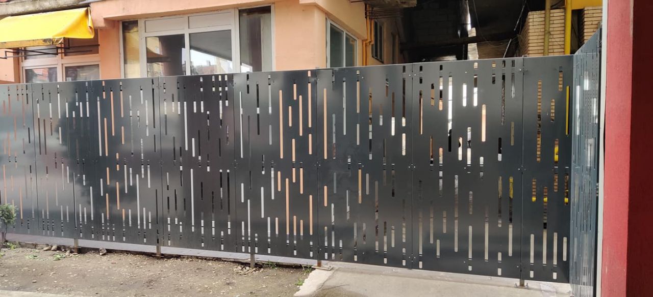 nevoiți să ocolească construcția pe carosabil.