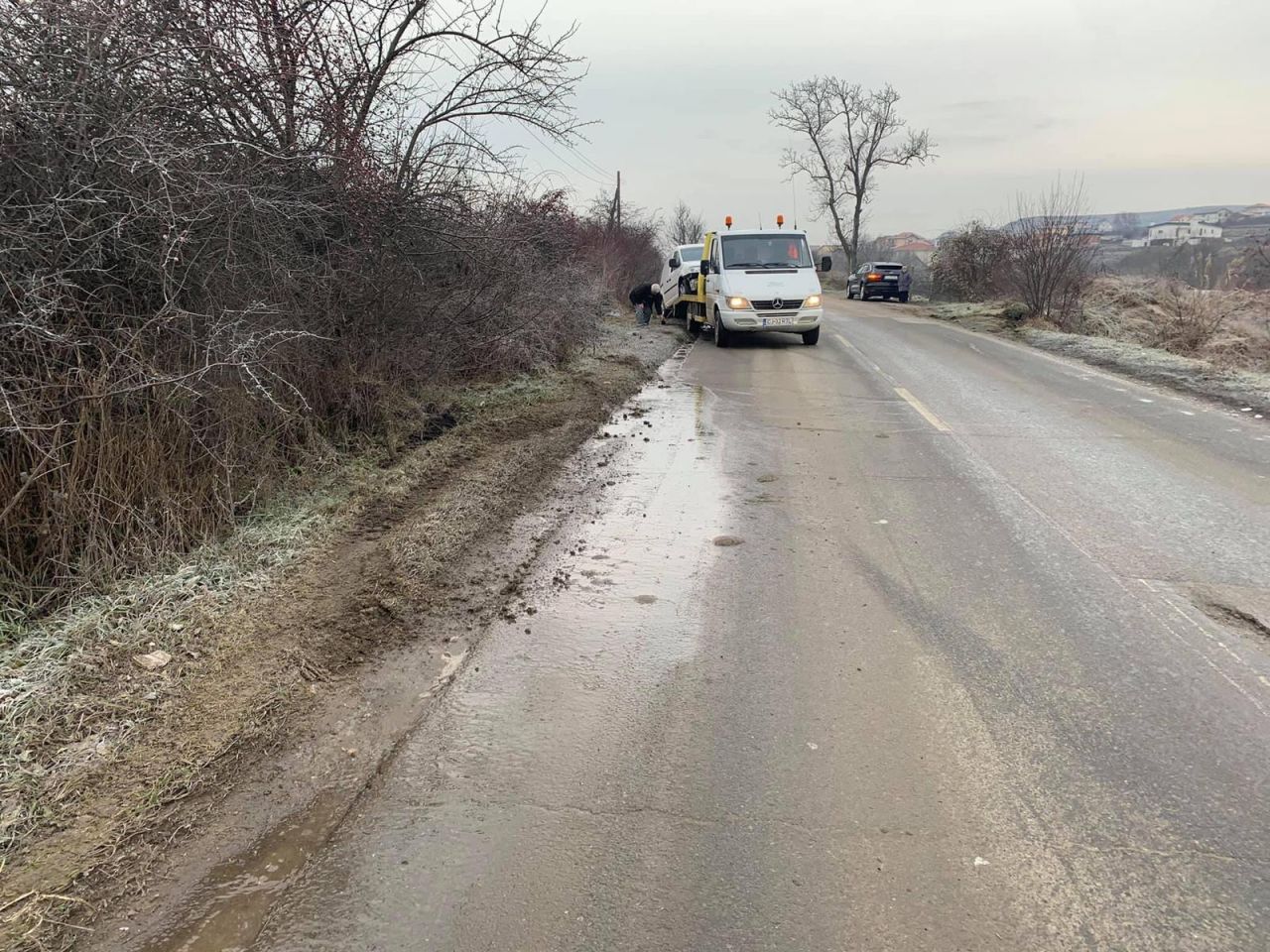 șoferi! Strat de GHEAȚĂ pe Valea Chintăului. Trei mașini au ajuns în șanț - FOTO