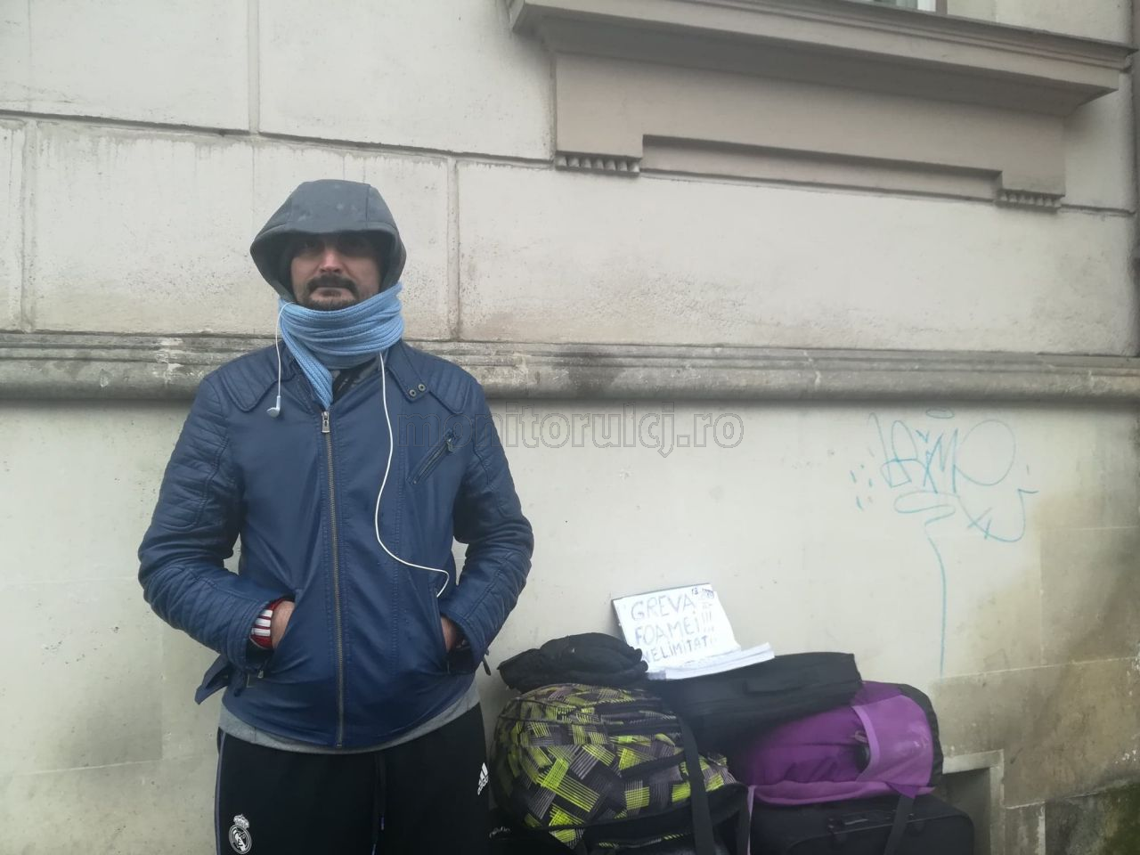 Dorel Benga arată locul în care a fost izbit din plin de mașina Guvernului din Malta