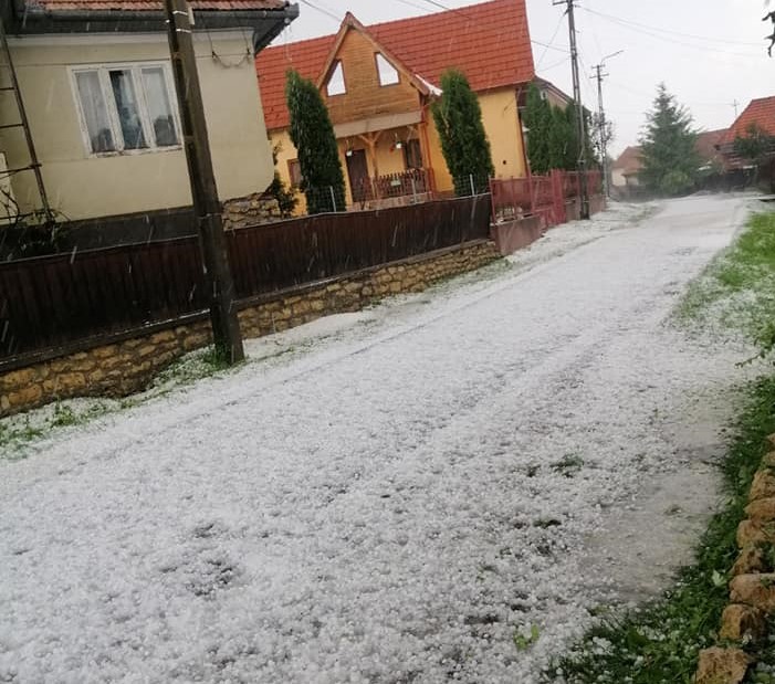 iar străzile au fost acoperite de grindină