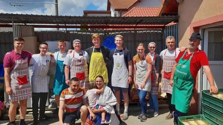 Grup de voluntari pregătiți să ajute GRATIS  clujenii la munci fizice