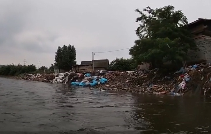 Someșul navigabil… un slalom printre gunoaie? Voluntarii au „scanat” gunoaiele de pe râu