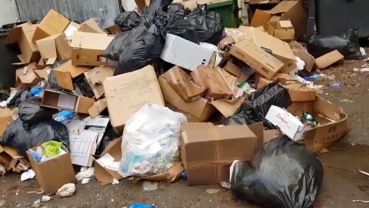 Grămada cere vârf! Munte de gunoaie toxice în curtea Spitalului de Urgență Cluj