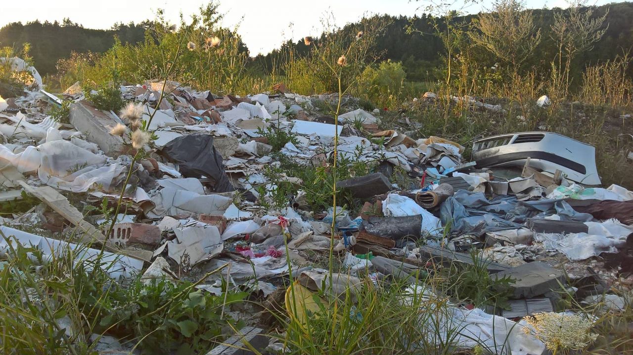 POZA ZILEI. O groapă ilegală de gunoi a răsărit pe malul Someşului în Floreşti