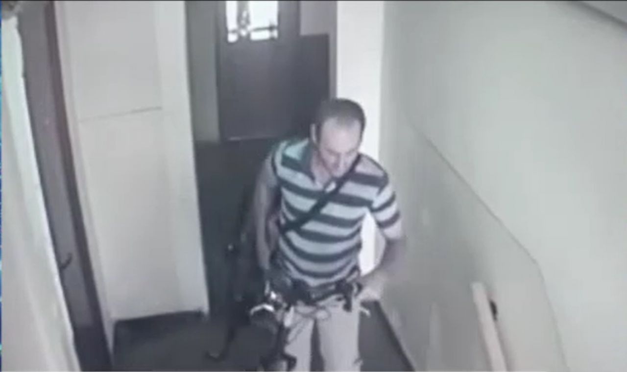 VIDEO. Hoț filmat în timp ce fură o bicicletă dintr-un bloc