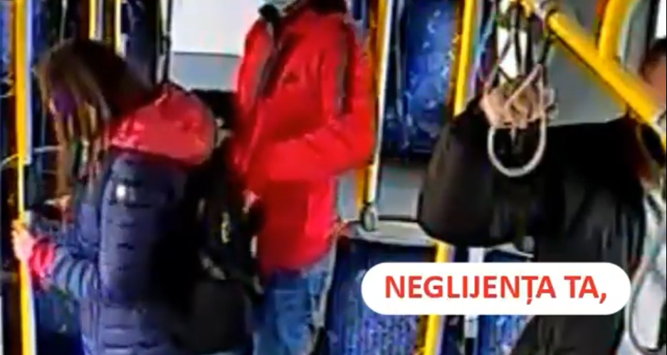 filmat în timp ce fură dintr-un ghiozdan în Cluj-Napoca. VIDEO