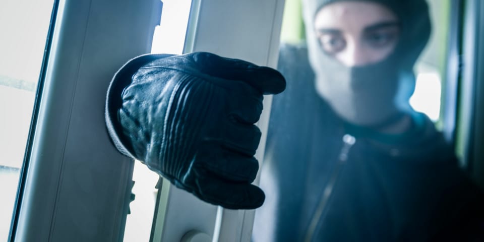 Hoața și hoțul! Femeia a furat un telefon într-un spital