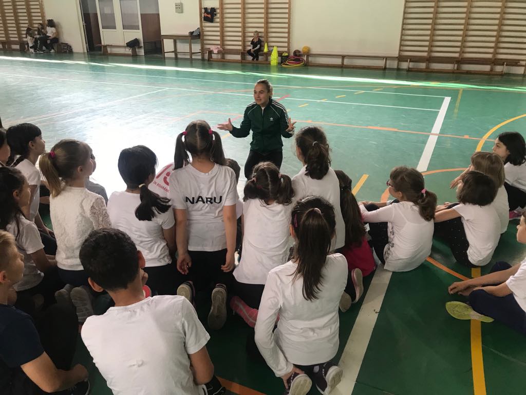 O absolventă a UBB, medaliată cu aur la gimnastică, a stat de vorbă cu elevii clujeni