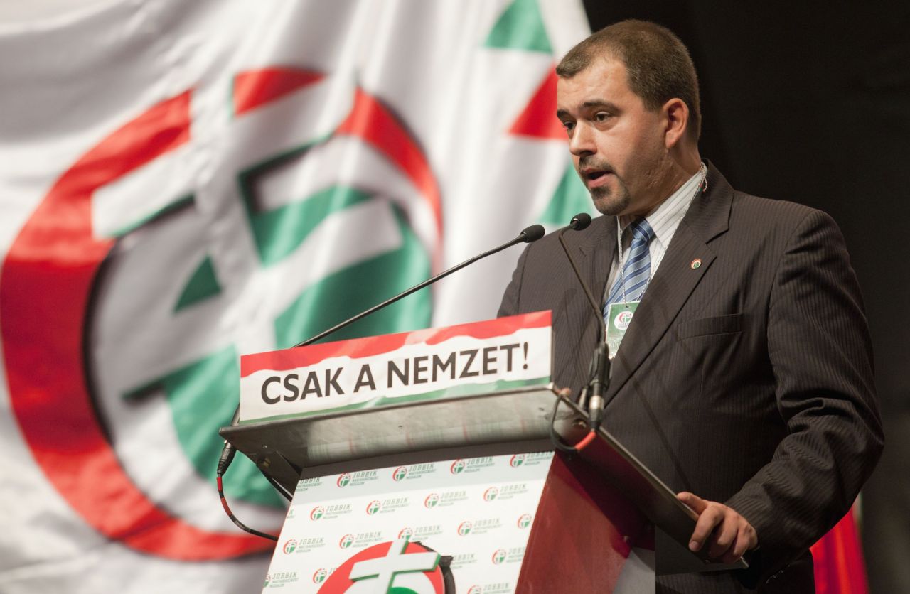 Istvan Szavay şi un alt lider Jobbik sunt vizaţi de interdicţii din cauza exprimării unor idei extremiste care riscă să aducă atingere ordinii publice în România.