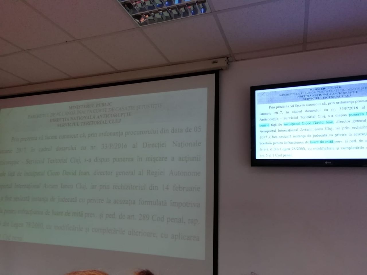 Pe ecranele salii de sedinta a Consiliului Judetean au rulat imagini cu pista Aeroportului si rechizitoriul directorului instituției