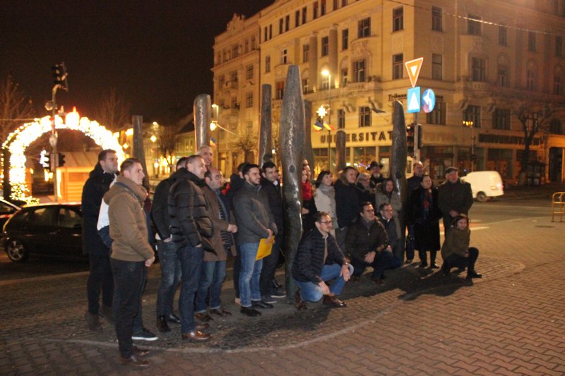 Imagine de grup în fața monumentului